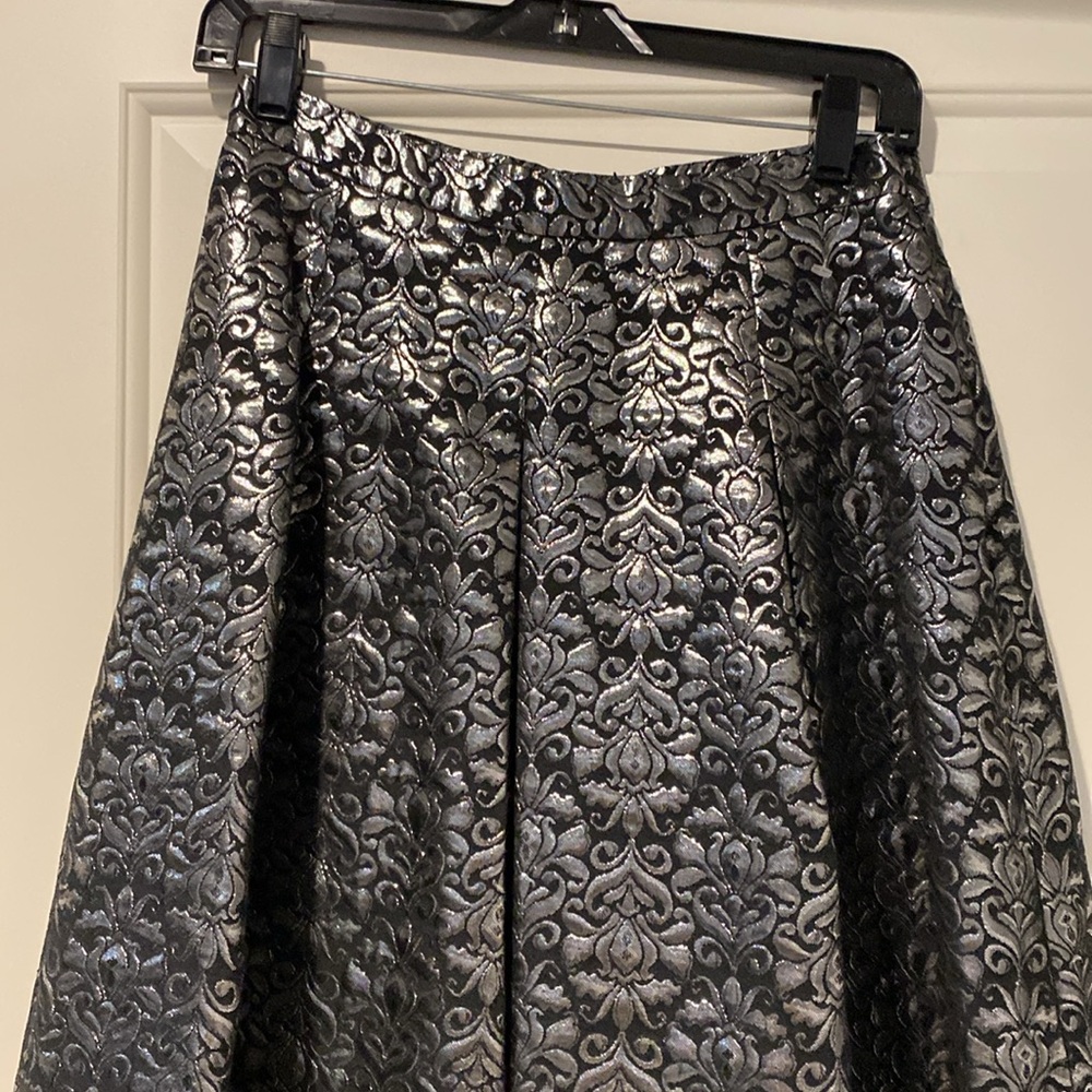 Beautiful brocade evening skirt w/side pockets & hidden side zipper - Picture 2 of 3